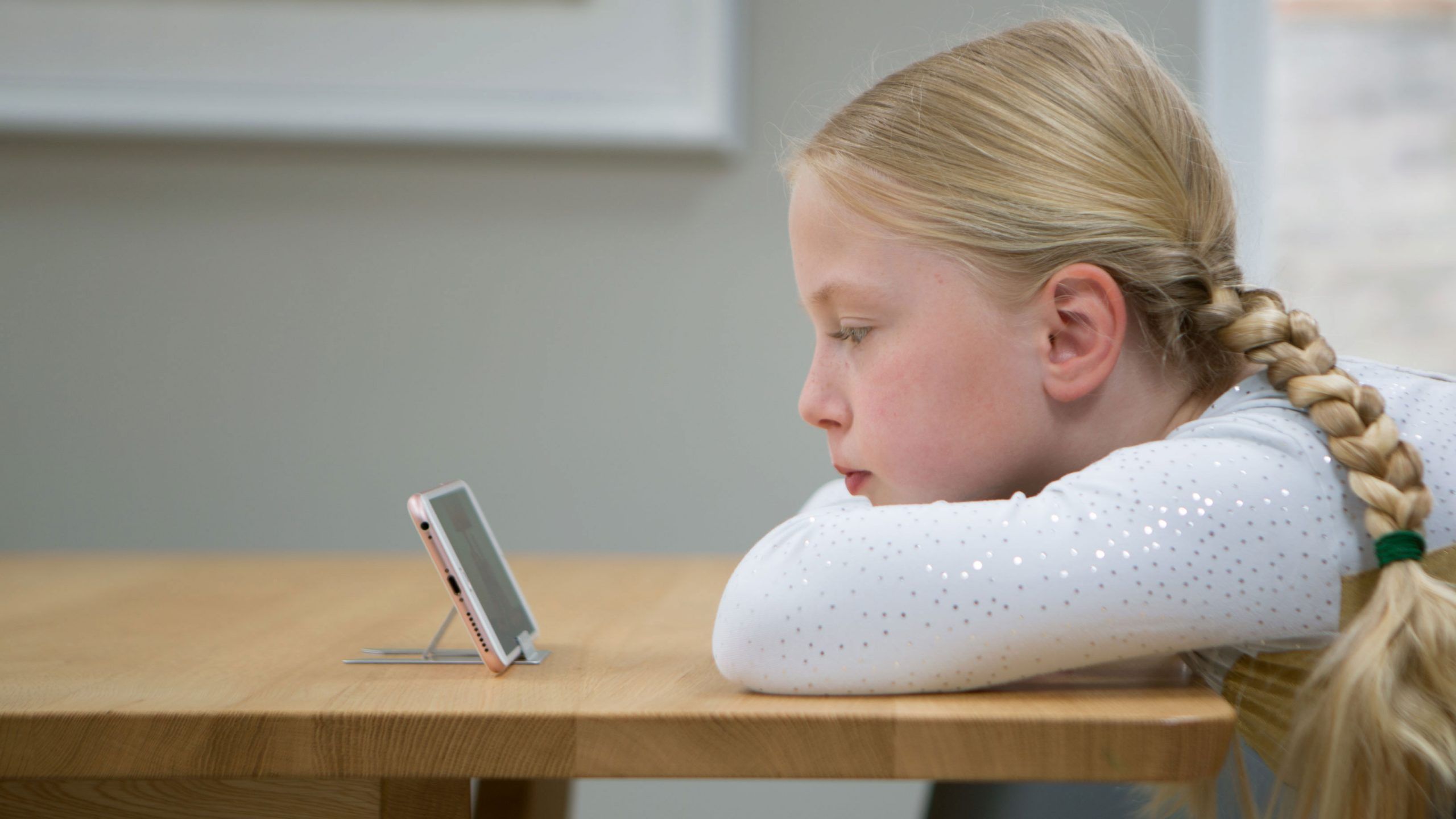 Standeazy-Ultra-phone-and-tablet-stand-with-Alys