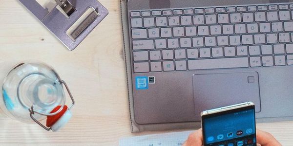 Standeazy ultra mobile phone card holder